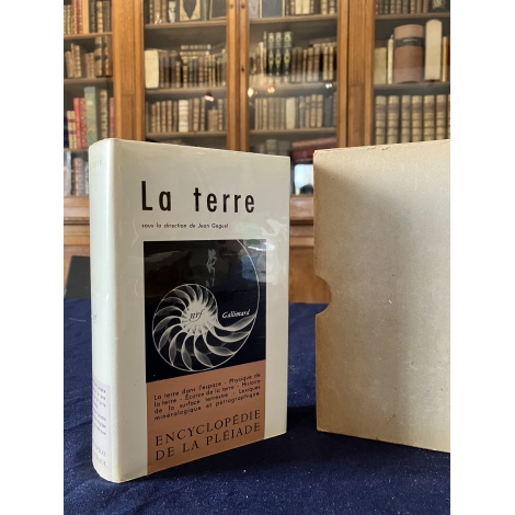 La Terre Jean Goguel , EPUISE Collection Bibliothèque de la pléiade NRF Très Bon exemplaire