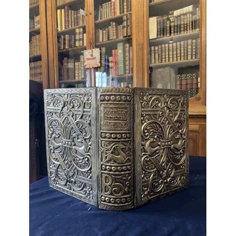 LA THORA suivie des Haptaroth et du rituel, 1966 Reliure en métal cuivre argenté repoussé à fermoirs